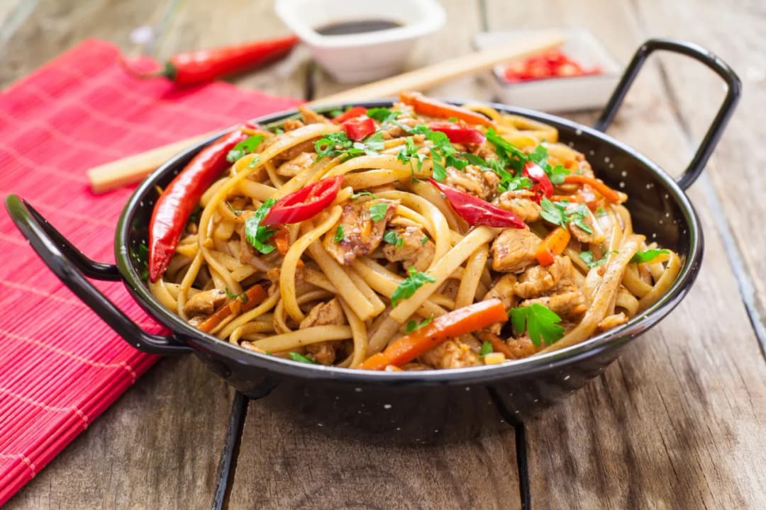 Ile gotować makaron chow mein, aby był idealnie miękki i smaczny