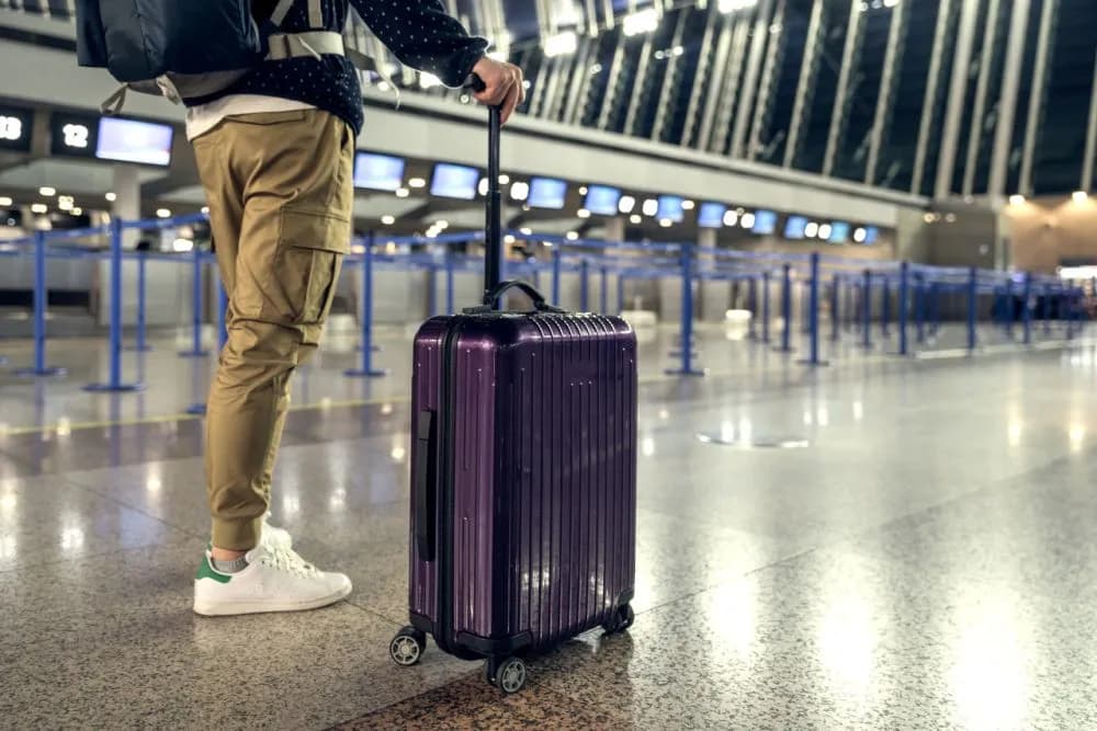 Czy w walizce można przewozić alkohol? Sprawdź zasady i limity