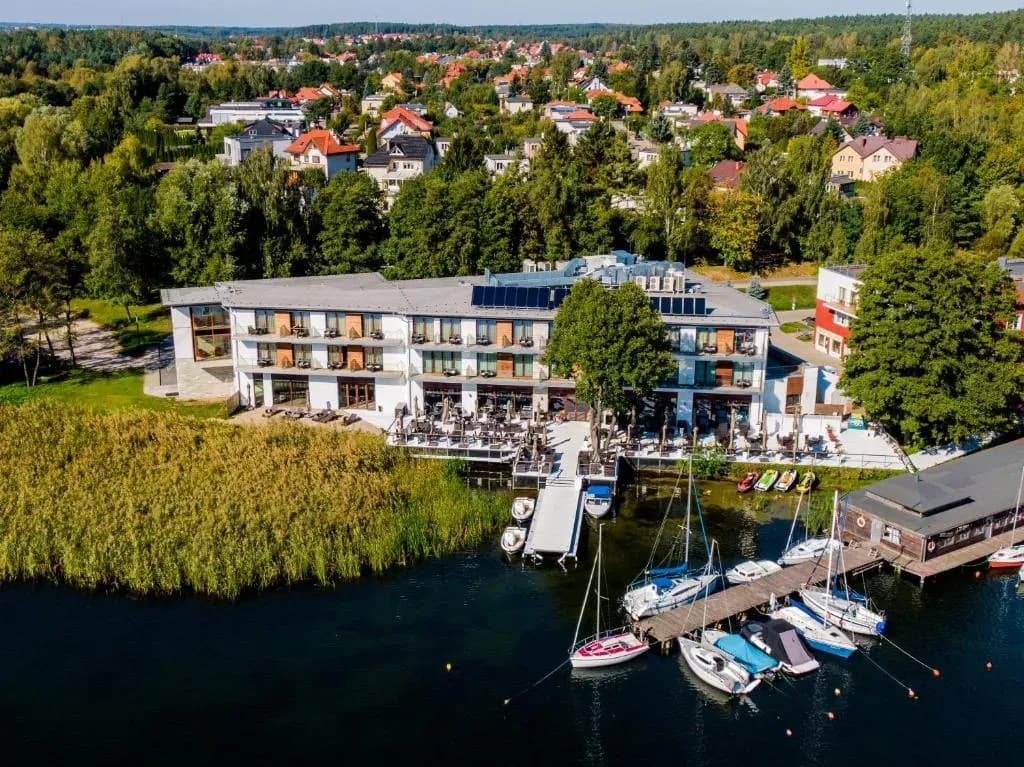 Hotel koło Olsztyna: Gdzie się zatrzymać w pobliżu pięknych jezior?
