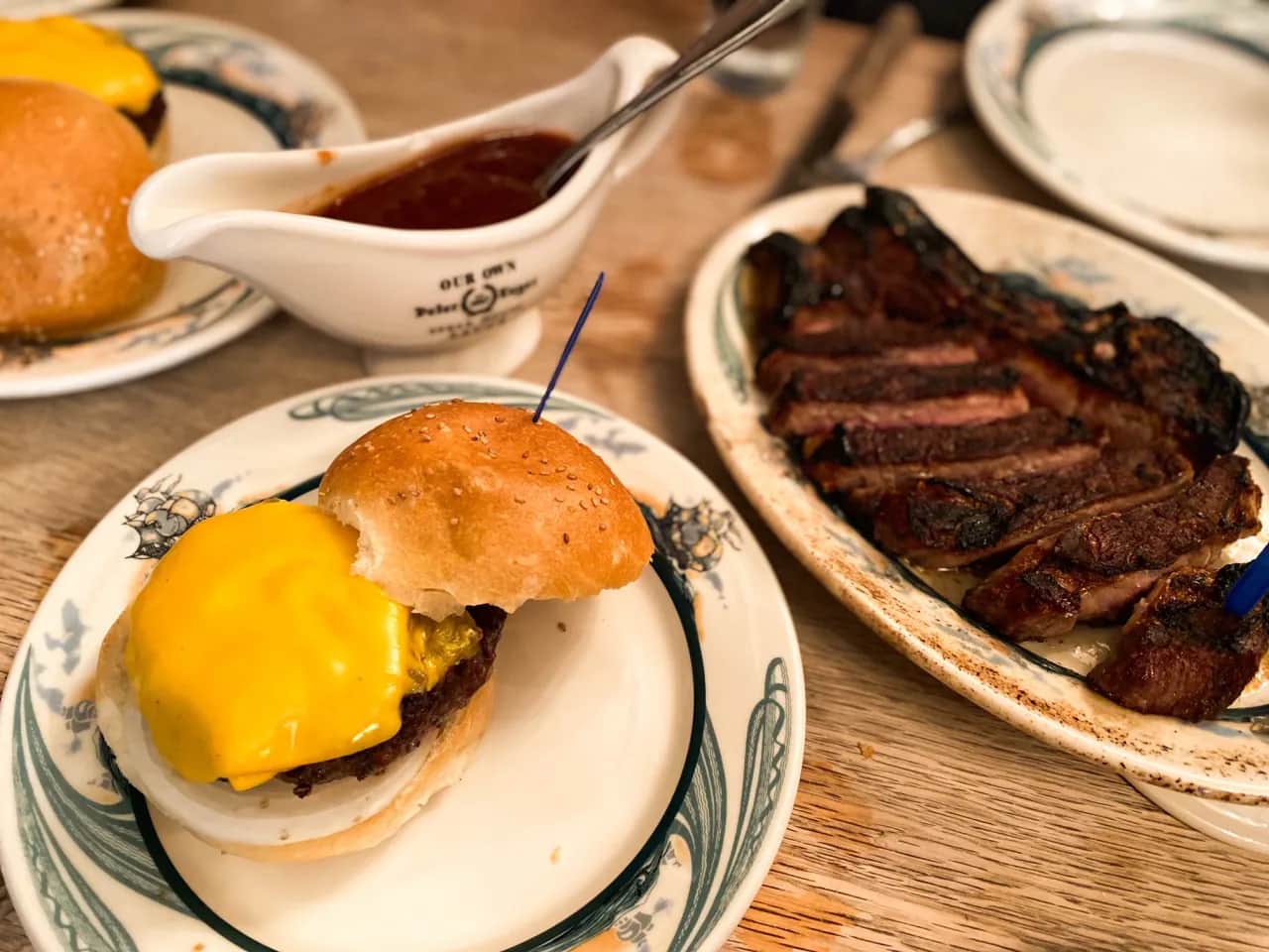 Gdzie dobrze zjeść w Ełku? Oto polecane restauracje w centrum miasta!