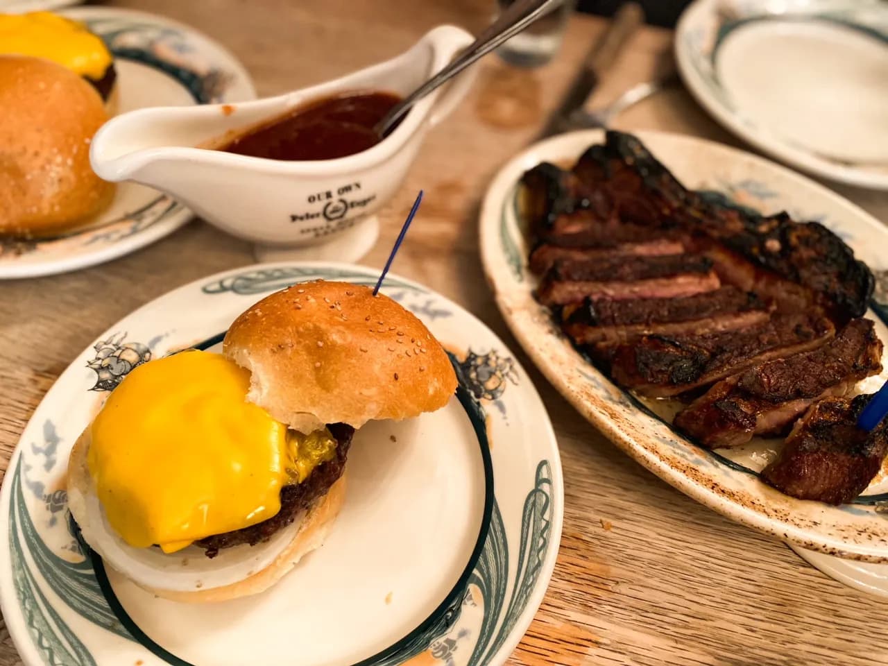 Gdzie dobrze zjeść w Ełku? Oto polecane restauracje w centrum miasta!