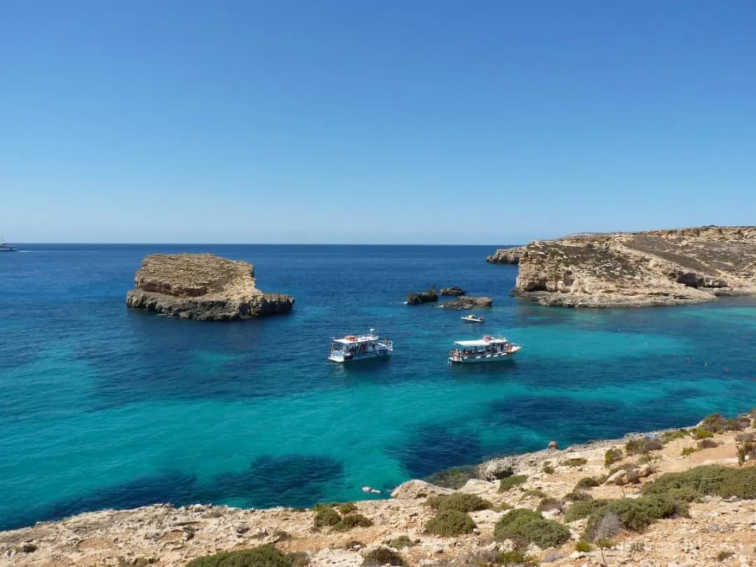 Co zobaczyć na Comino: 7 niezapomnianych atrakcji wyspy