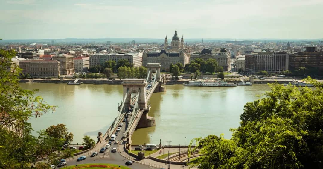 Filmowe kurorty: raj czy pułapka dla turystów? Analiza