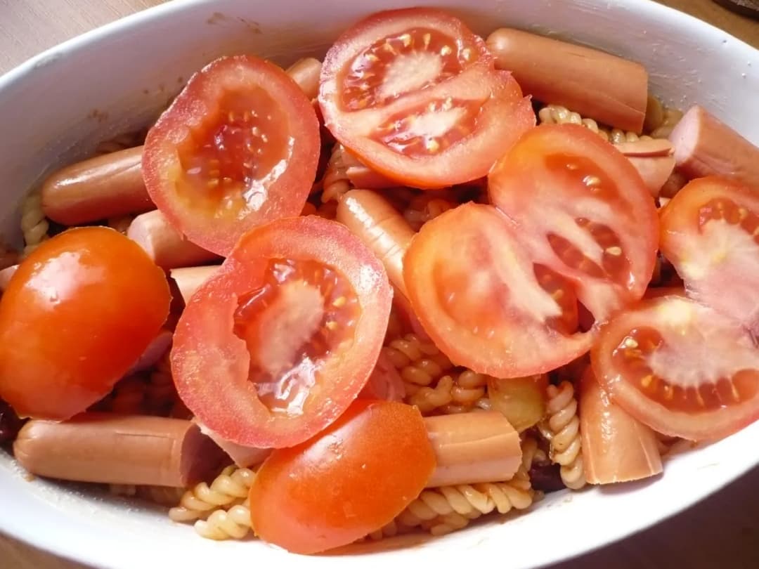 Szybka zapiekanka makaronowa z parówką, która zachwyci każdego smakosza