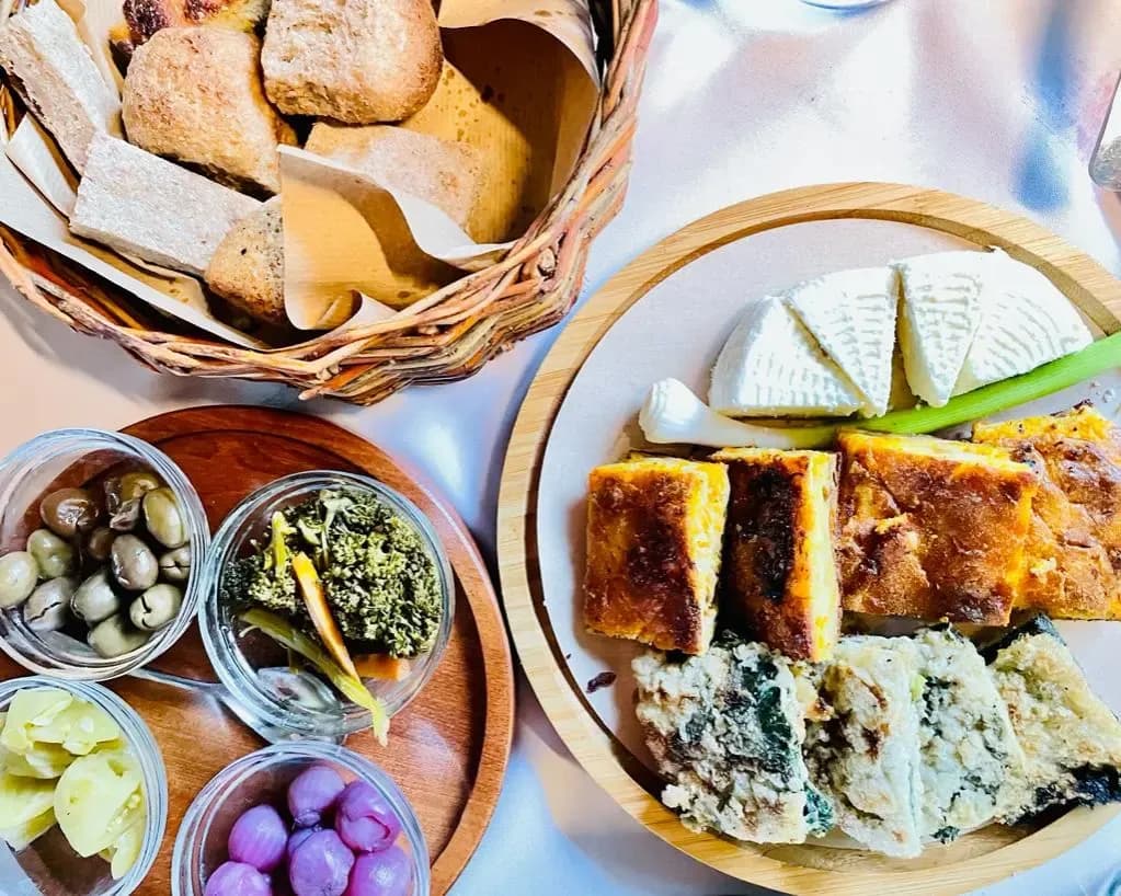 Co warto zjeść w Albanii: Smaki tradycyjnej kuchni albańskiej