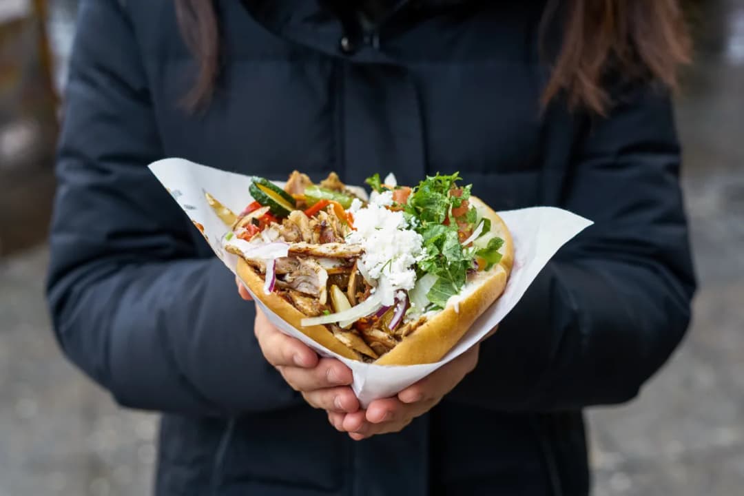 Jak się pisze kebab czy kebap? Odkryj poprawną pisownię teraz